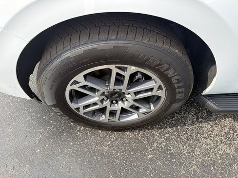 Used 2025 Ford Expedition Active RWD image 9