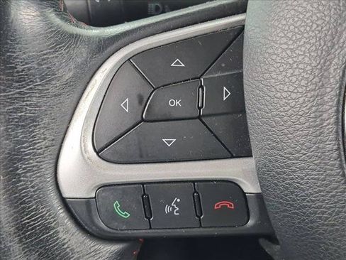 Used 2017 Jeep Renegade Trailhawk AWD/4WD image 17
