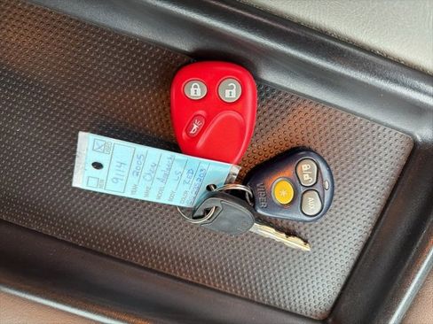 Used 2005 Chevrolet Avalanche LS image 17