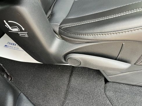 Used 2025 Chrysler Pacifica Select image 33