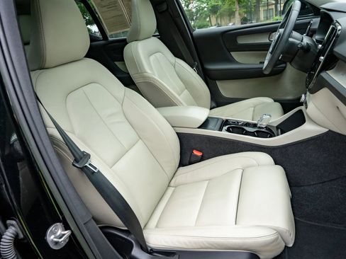 Used 2023 Volvo XC40 B5 Plus AWD/4WD image 17