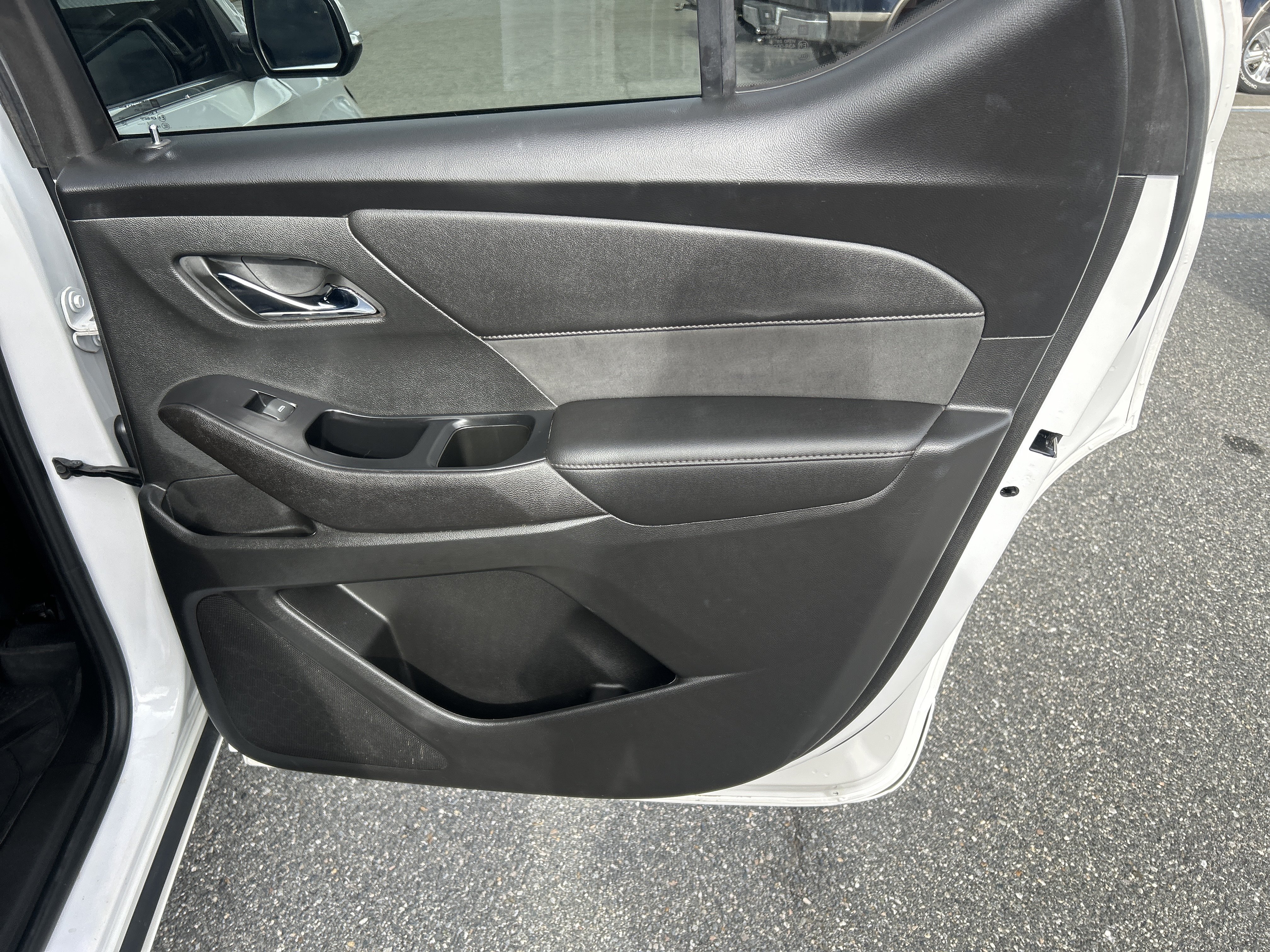 Used 2023 Chevrolet Traverse High Country w/ LPO, Floor Liner Package AWD/4WD image 21