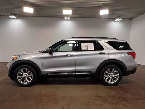Used 2023 Ford Explorer XLT w/ Equipment Group 202A AWD/4WD image 6