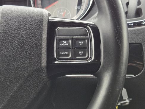 Used 2020 Dodge Grand Caravan SE FWD image 14