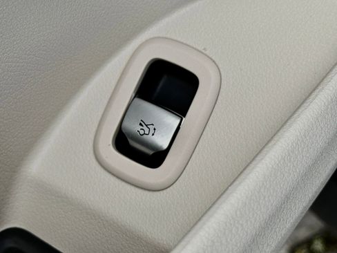 Used 2025 Mercedes-Benz GLC 300 image 25