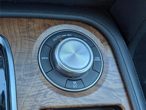 Used 2024 Nissan Armada SL w/ Captain's Chairs Package image 29