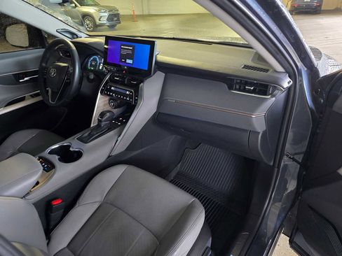 Used 2024 Toyota Venza Limited image 12