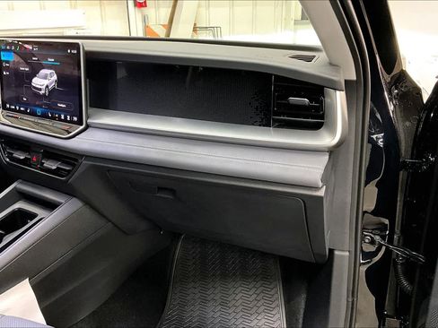 New 2026 Volkswagen Tiguan SE image 28