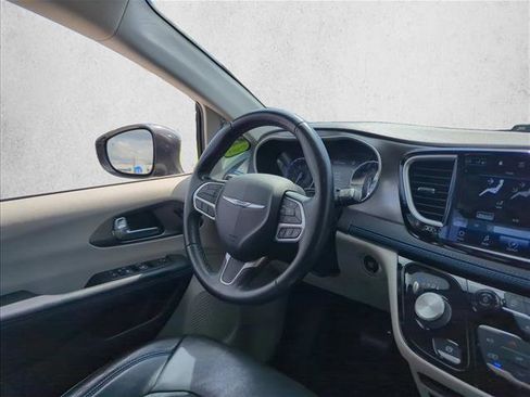 Used 2021 Chrysler Pacifica Touring-L image 22