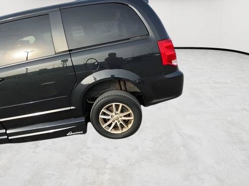 Used 2016 Dodge Grand Caravan SXT FWD image 9