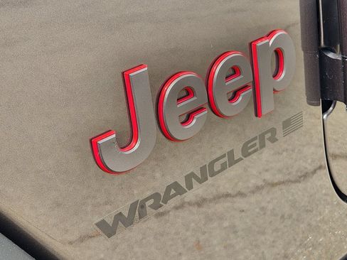 Used 2025 Jeep Wrangler Unlimited Rubicon AWD/4WD image 12