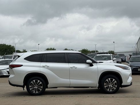 Used 2023 Toyota Highlander XLE image 3