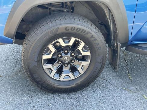 Used 2017 Toyota Tacoma TRD Off-Road AWD/4WD image 11