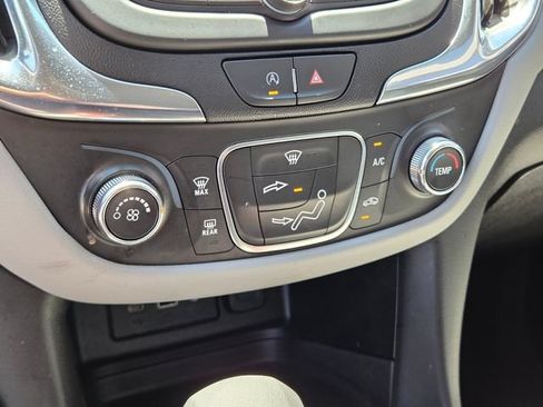 Used 2022 Chevrolet Equinox LS w/ LS Convenience Package FWD image 22