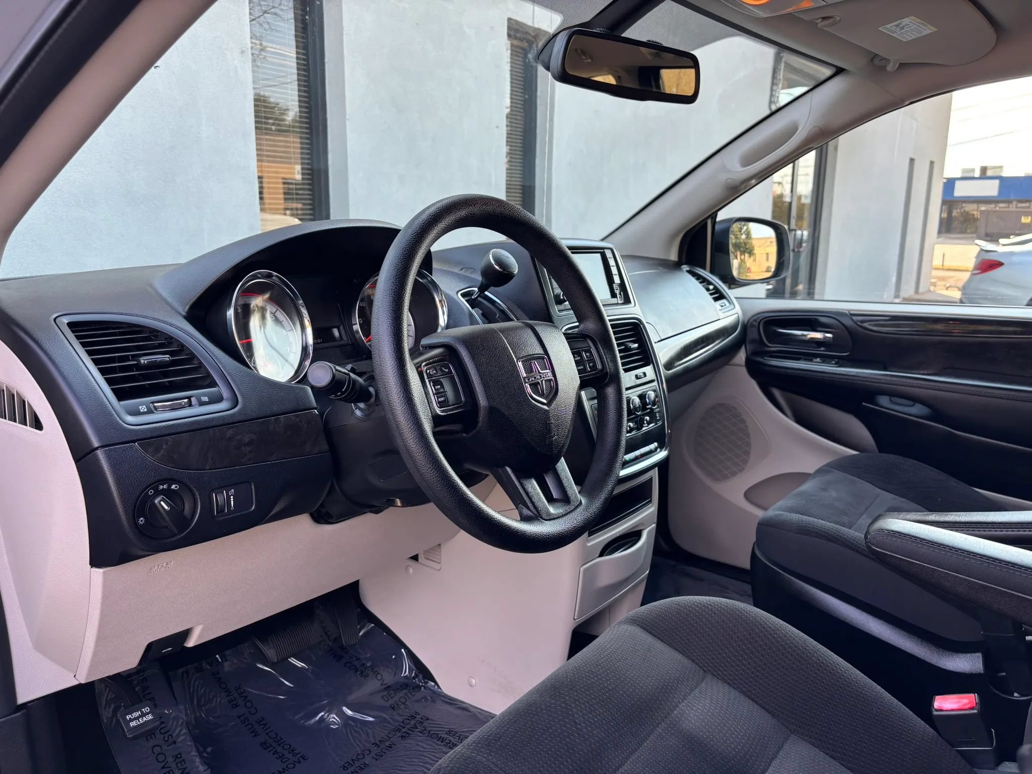 Used 2019 Dodge Grand Caravan SE w/ UConnect Hands-Free Group FWD image 12