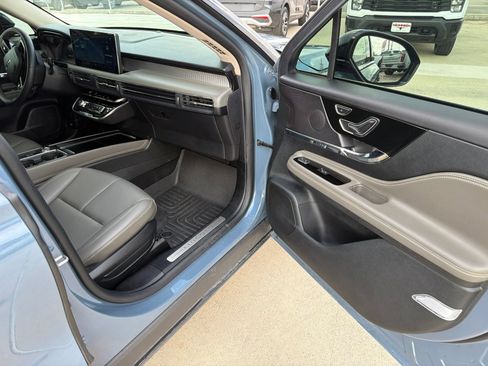 Used 2025 Lincoln Corsair FWD image 9