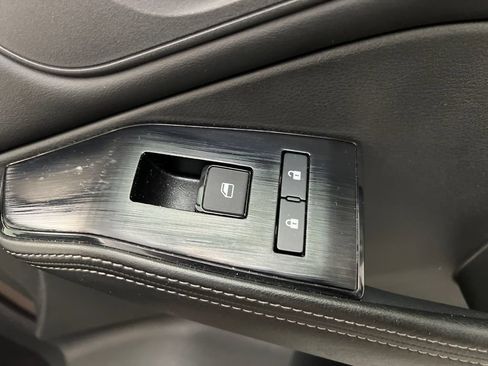 Used 2025 Nissan Rogue SV AWD/4WD image 33