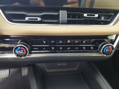 Used 2025 Chevrolet Equinox ACTIV w/ Safety and Technology Package image 19