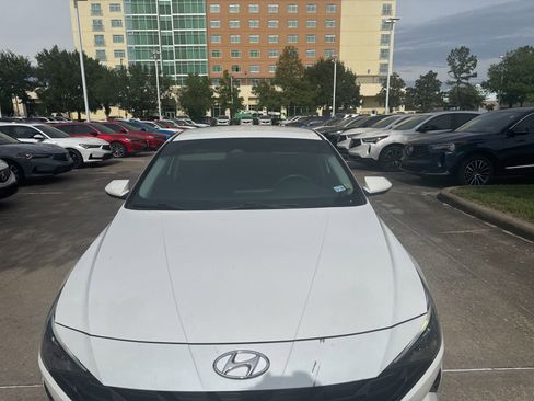 Used 2021 Hyundai Elantra SE FWD image 2