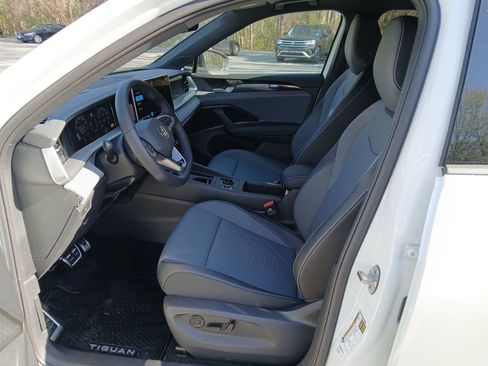New 2026 Volkswagen Tiguan SE R-Line image 9