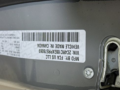 Used 2023 Chrysler Pacifica Touring-L image 39