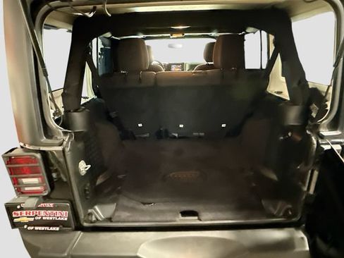 Used 2018 Jeep Wrangler Unlimited Rubicon w/ Connectivity Group AWD/4WD image 24