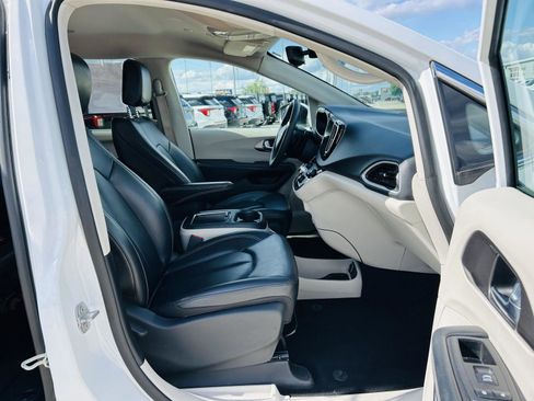 Used 2023 Chrysler Pacifica Touring-L FWD image 33
