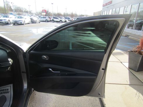 Used 2023 Hyundai Elantra SEL image 12