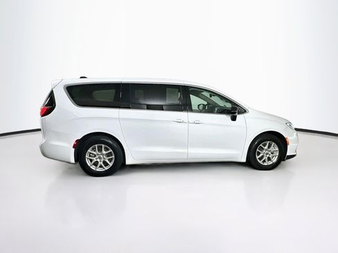 Used 2024 Chrysler Pacifica Touring-L FWD image 10