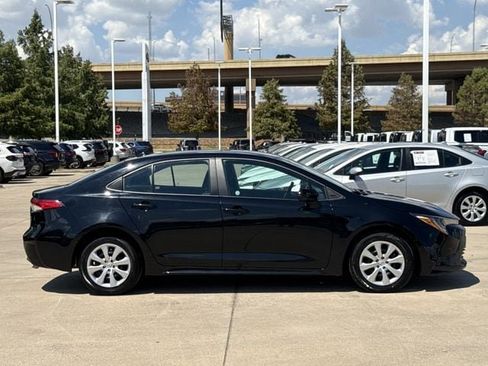 Used 2025 Toyota Corolla LE FWD image 3