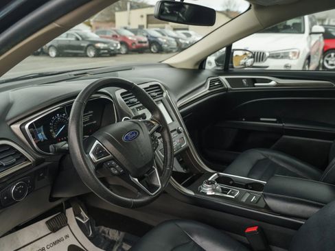 Used 2017 Ford Fusion SE w/ Fusion SE Technology Package image 6