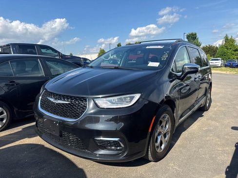 Used 2022 Chrysler Pacifica Limited FWD image 1