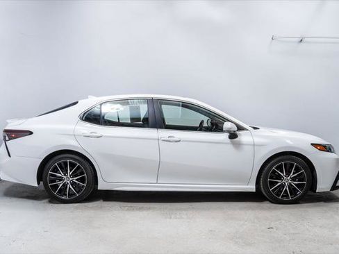 Used 2022 Toyota Camry SE w/ Convenience Package FWD image 8