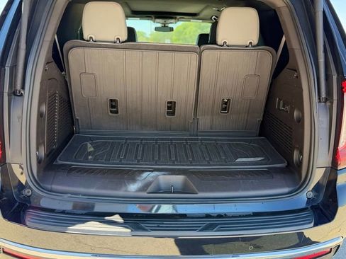 Used 2022 GMC Yukon SLT w/ SLT Premium Package AWD/4WD image 11
