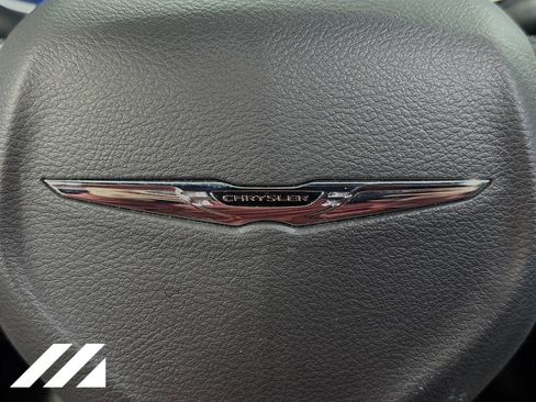 Used 2020 Chrysler Pacifica Touring-L FWD image 33