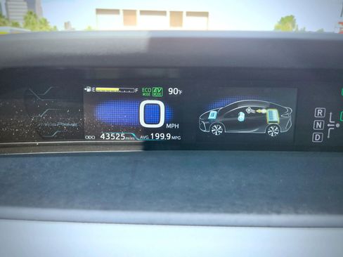 Used 2017 Toyota Prius Prime Advanced w/ Carpet Mat Package FWD image 27