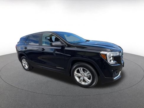 Used 2024 GMC Terrain SLE FWD image 2