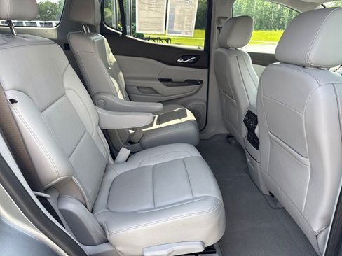 Used 2023 GMC Acadia SLT w/ Preferred Package FWD image 14