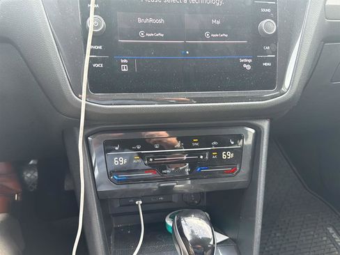 Used 2022 Volkswagen Tiguan SE image 6