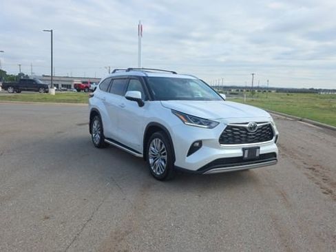 Used 2026 Toyota Highlander Platinum AWD/4WD image 4