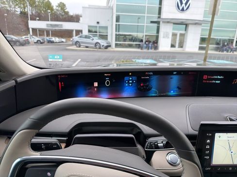 Used 2025 Lincoln Nautilus Reserve image 5