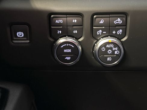 Used 2024 GMC Sierra 1500 AT4 w/ Technology Package image 39