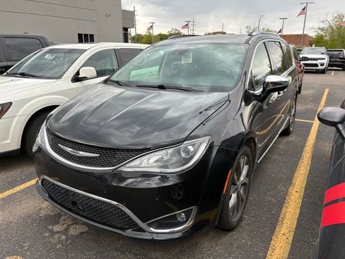 Used 2019 Chrysler Pacifica Limited w/ Tire & Wheel Group FWD image 1