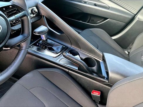 Used 2025 Hyundai Elantra Sport FWD image 18