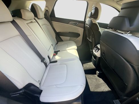 Used 2026 Kia Sportage EX FWD image 28