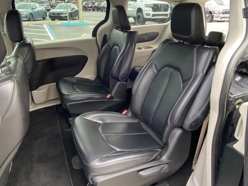 Used 2023 Chrysler Pacifica Touring-L image 23