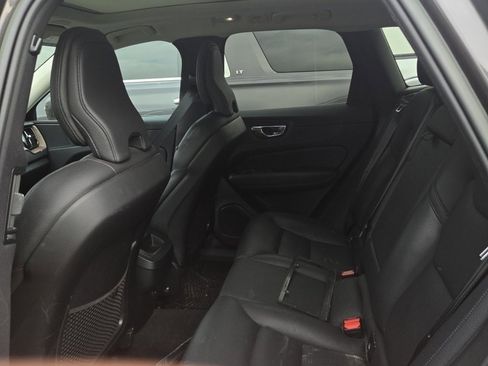 Used 2022 Volvo XC60 B5 Momentum image 5