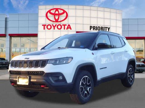 Used 2025 Jeep Compass Trailhawk AWD/4WD image 1