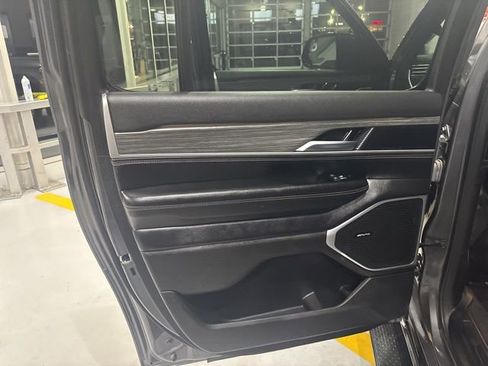 Used 2024 Jeep Wagoneer L Series II w/ Flexible Seating Group image 17