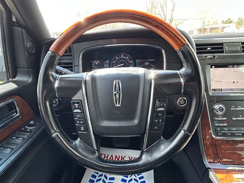 Used 2017 Lincoln Navigator Select image 25